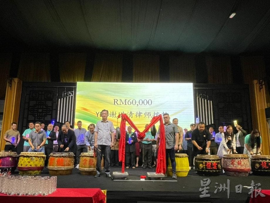 供星洲网：第二份礼到了！谢琪清加码3万6千，为芙中英华小80周年庆带来总额6万令吉大红包