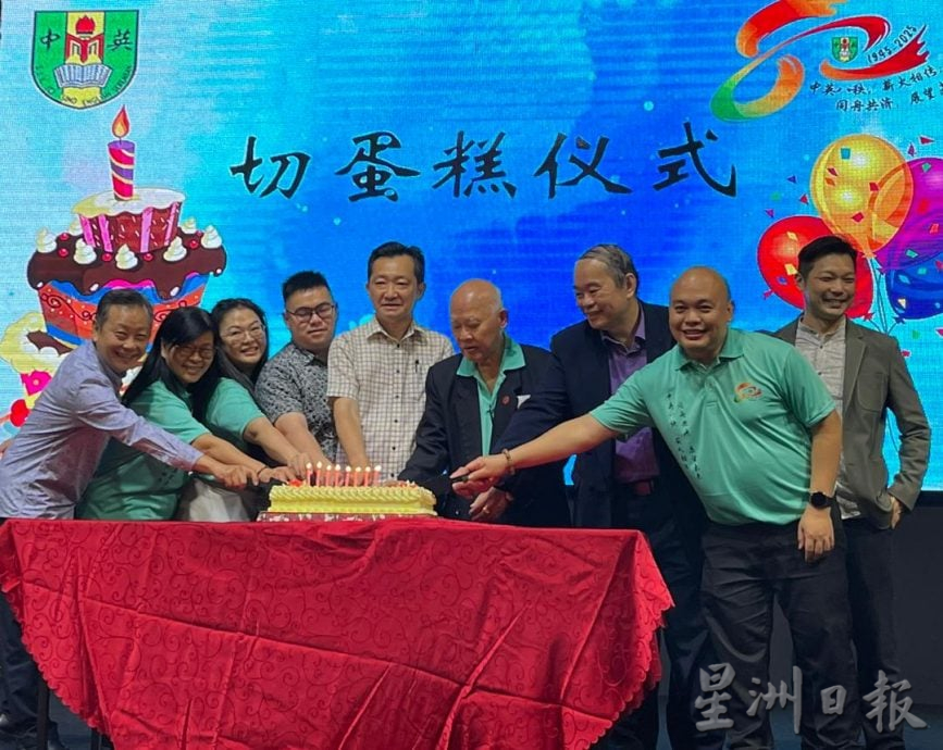 供星洲网：第二份礼到了！谢琪清加码3万6千，为芙中英华小80周年庆带来总额6万令吉大红包