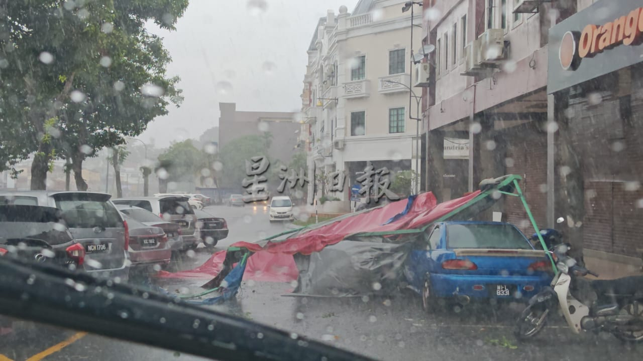 供星洲网：怪风突袭！帐棚疑遭掀飞横跨马路 砸中2车 幸无人受伤