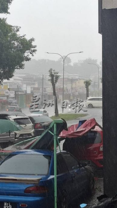 供星洲网：怪风突袭！帐棚疑遭掀飞横跨马路 砸中2车 幸无人受伤