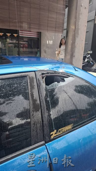 供星洲网：怪风突袭！帐棚疑遭掀飞横跨马路 砸中2车 幸无人受伤