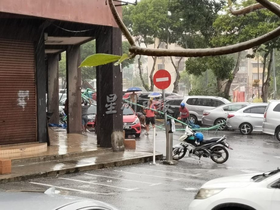 供星洲网：怪风突袭！帐棚疑遭掀飞横跨马路 砸中2车 幸无人受伤