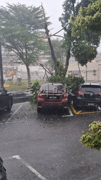 供星洲网：怪风突袭！帐棚疑遭掀飞横跨马路 砸中2车 幸无人受伤