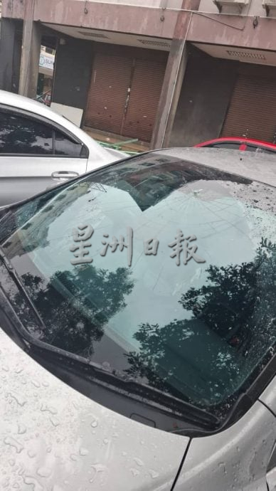 供星洲网：怪风突袭！帐棚疑遭掀飞横跨马路 砸中2车 幸无人受伤