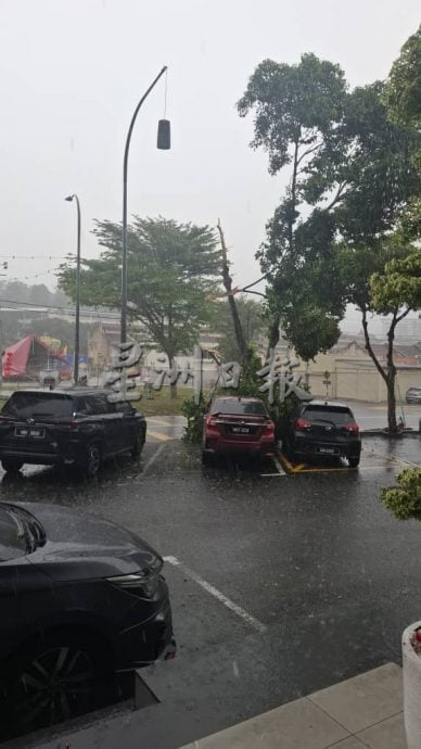 供星洲网：怪风突袭！帐棚疑遭掀飞横跨马路 砸中2车 幸无人受伤