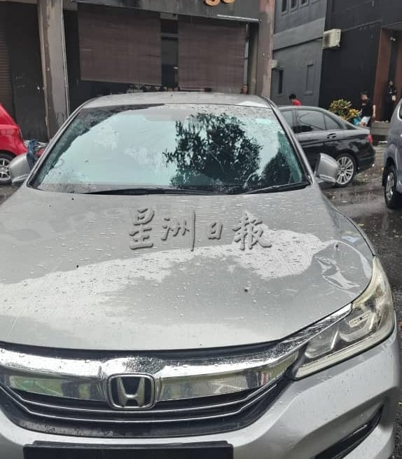 供星洲网：怪风突袭！帐棚疑遭掀飞横跨马路 砸中2车 幸无人受伤