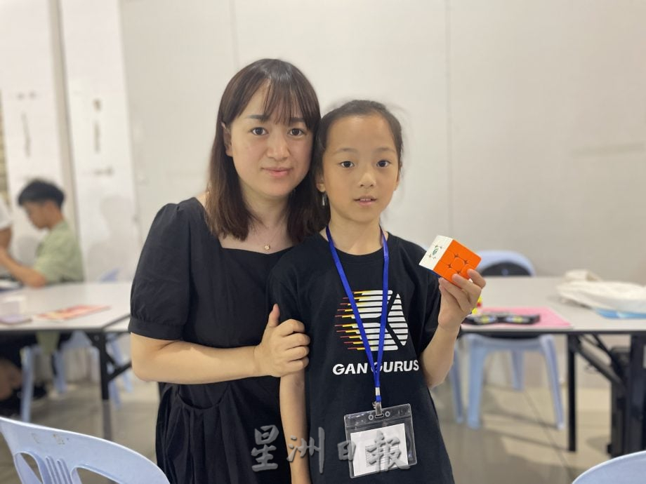 指尖飞舞秒解魔方   士姑来海南会馆青团首办魔方公开赛