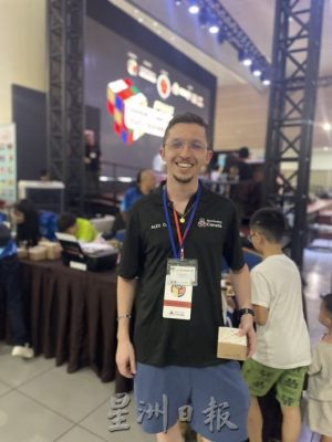 指尖飞舞秒解魔方   士姑来海南会馆青团首办魔方公开赛