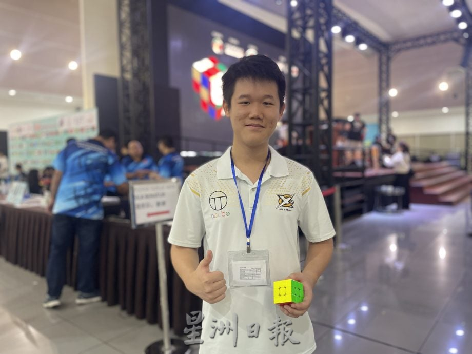 *指尖飞舞秒解魔方   士姑来海南会馆青团首办魔方公开赛