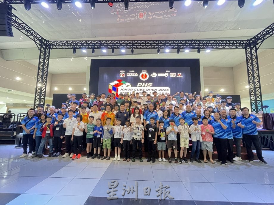 指尖飞舞秒解魔方   士姑来海南会馆青团首办魔方公开赛