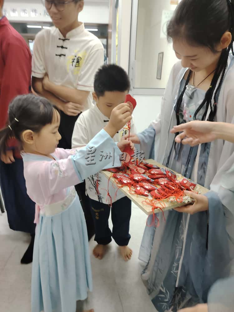 东:(已签发)孔子诞辰庆典弘扬中华文化 传统习俗中找回文化自信