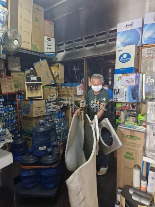 (已签发)柔:甘榜巴野店屋遭大火烧毁70% 汽车烧成废铁