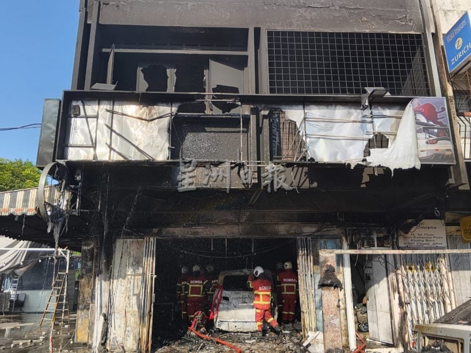 (已签发)柔:甘榜巴野店屋遭大火烧毁70% 汽车烧成废铁
