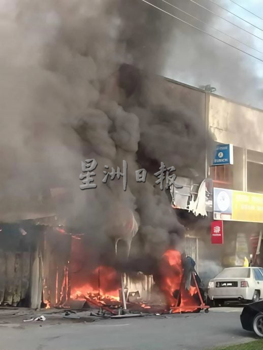 (已签发)柔:甘榜巴野店屋遭大火烧毁70% 汽车烧成废铁