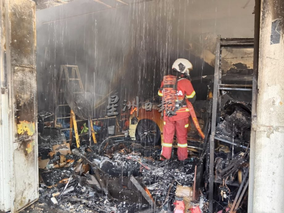 (已签发)柔:甘榜巴野店屋遭大火烧毁70% 汽车烧成废铁