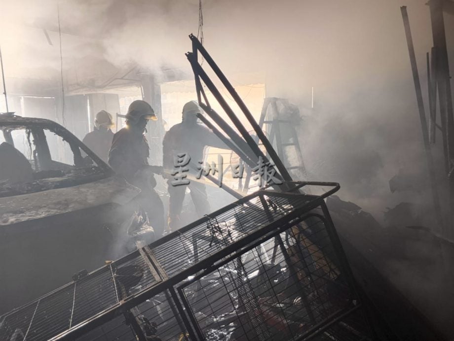 (已签发)柔:甘榜巴野店屋遭大火烧毁70% 汽车烧成废铁