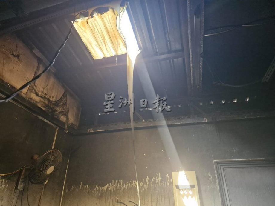 (已签发)柔:甘榜巴野店屋遭大火烧毁70% 汽车烧成废铁