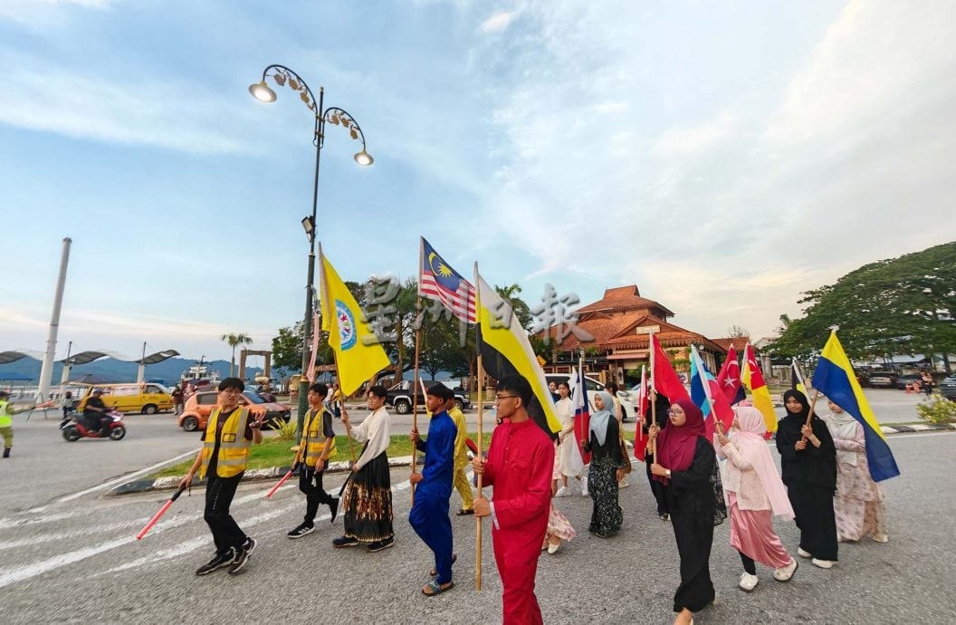 红土坎儿童月光亲善晚会 逾千人游行庆中秋