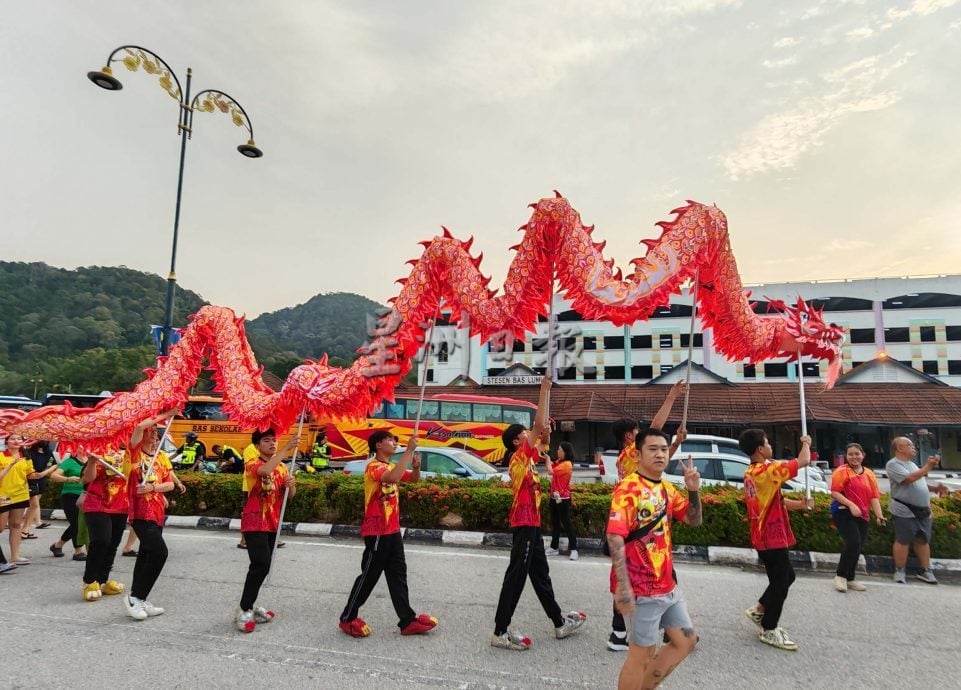 红土坎儿童月光亲善晚会 逾千人游行庆中秋
