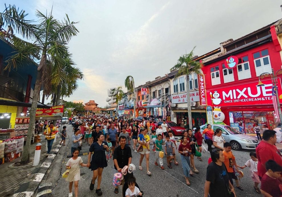 红土坎儿童月光亲善晚会 逾千人游行庆中秋