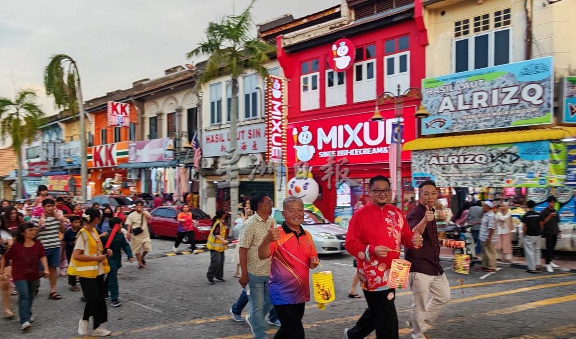 红土坎儿童月光亲善晚会 逾千人游行庆中秋