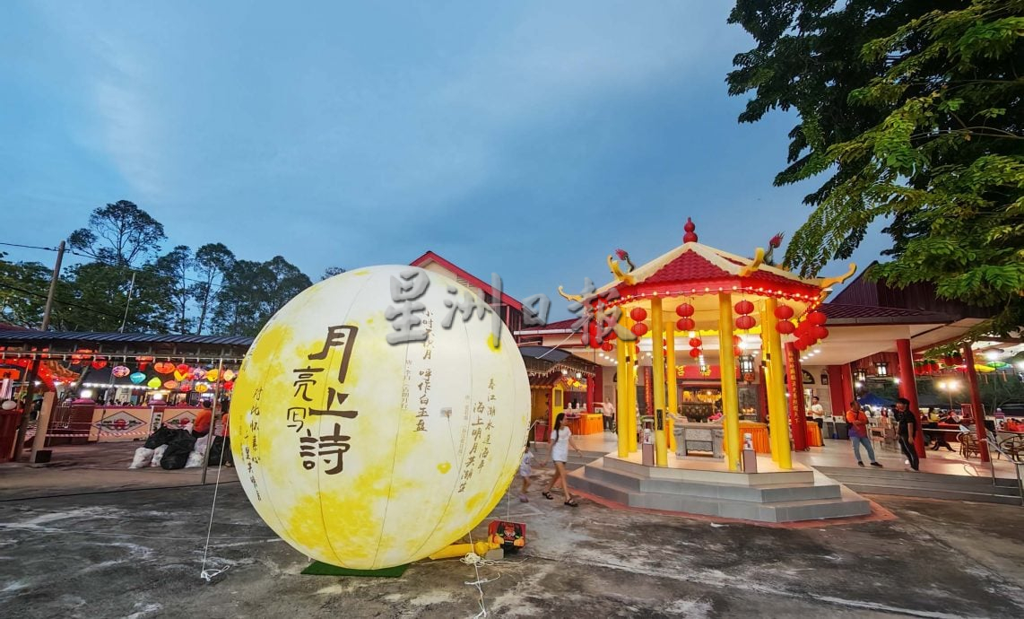 红土坎儿童月光亲善晚会 逾千人游行庆中秋