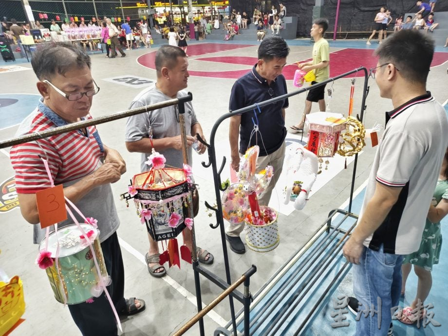 东:彭亨苏氏宗祠中秋晚会 宗亲提灯游行猜灯谜乐融融