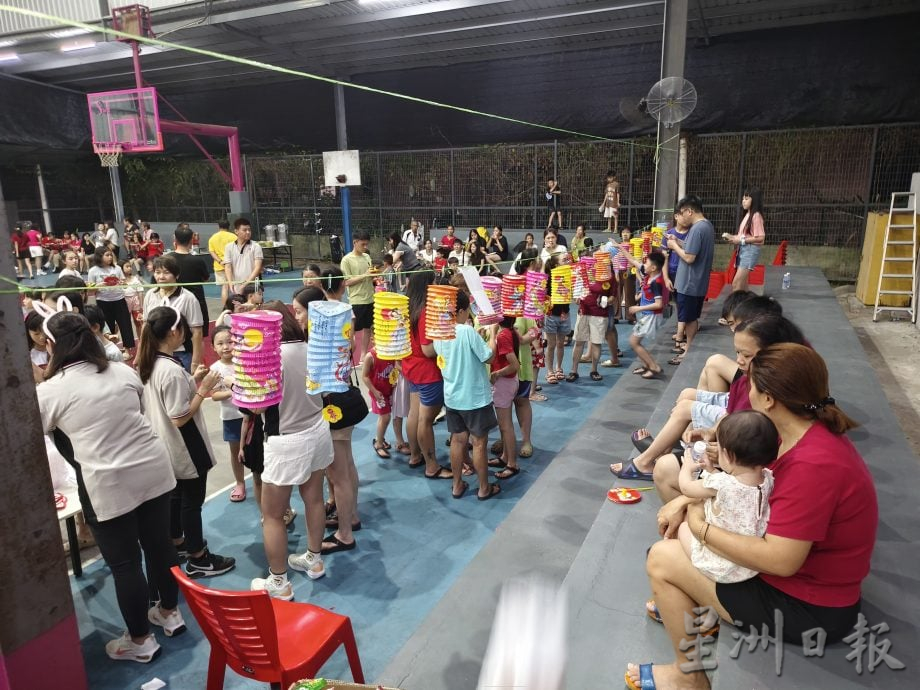 东:彭亨苏氏宗祠中秋晚会 宗亲提灯游行猜灯谜乐融融