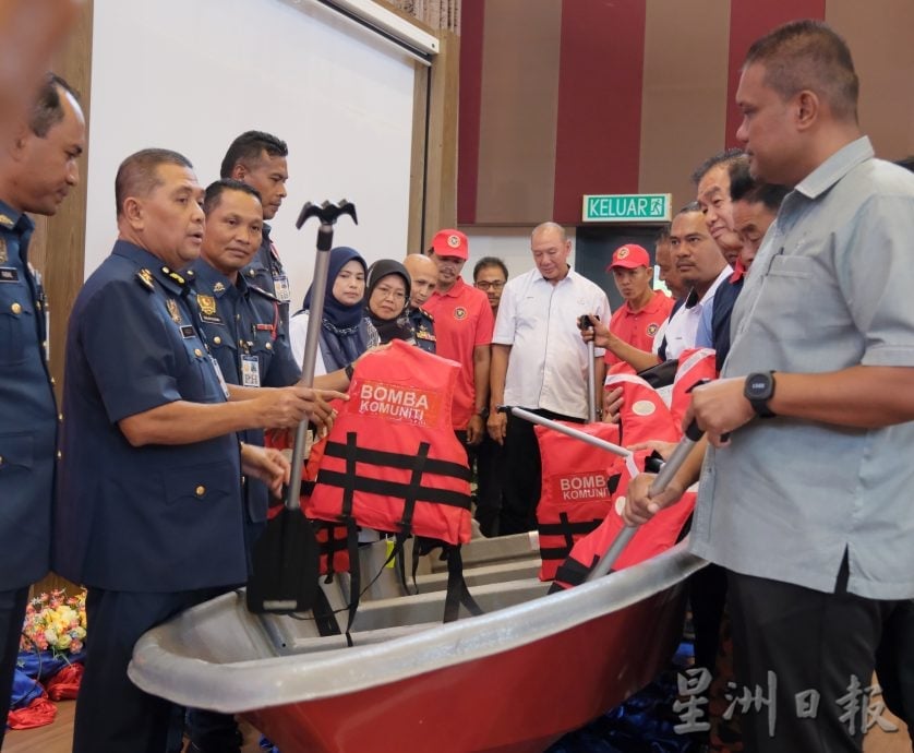 东:(已签发)彭亨州消拯局社区消防艇移交仪式、志愿消防队拨款及消防认证证书颁发仪式