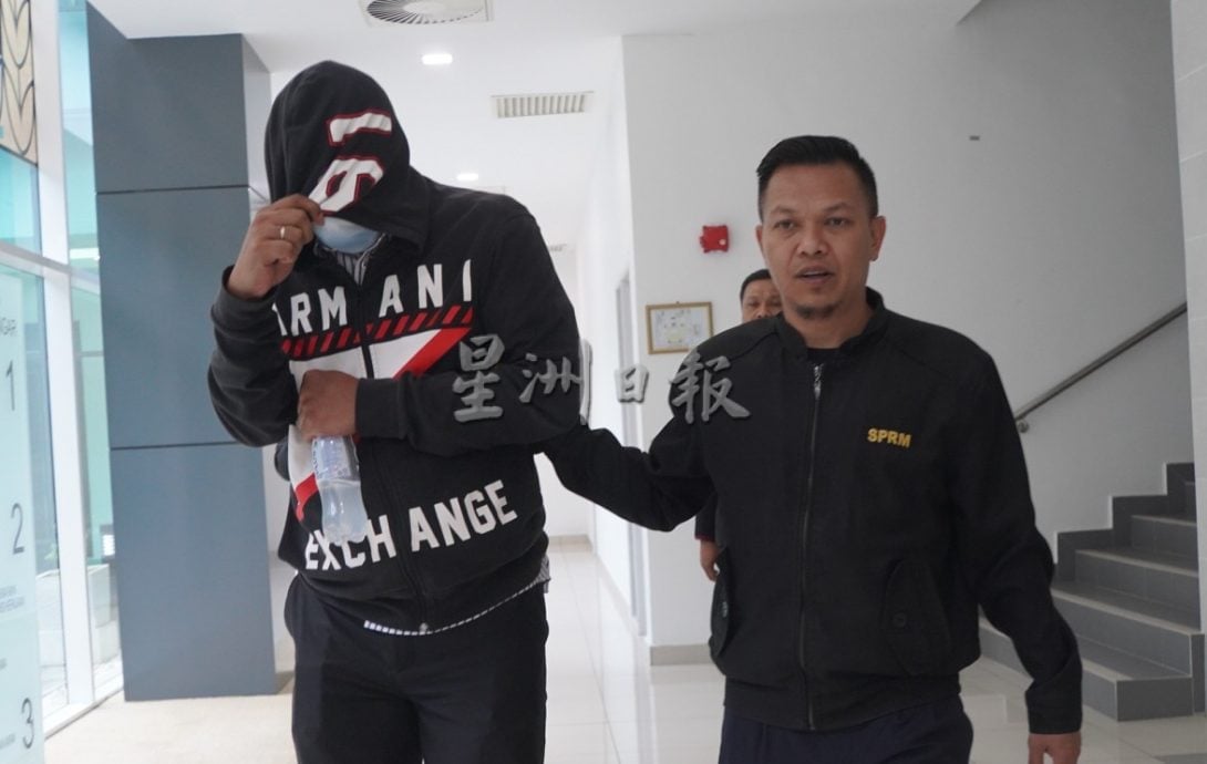 （全国版）培训公司经理伪造文件索经费，被控欺诈罪，法庭谕令2万5000须由玻州人保外