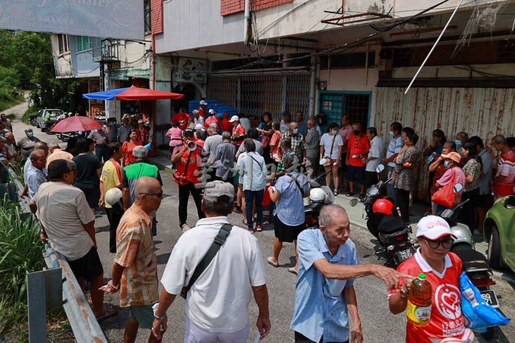 供星洲网：坚持十年布施，豆腐花阿伯以行动传递温情