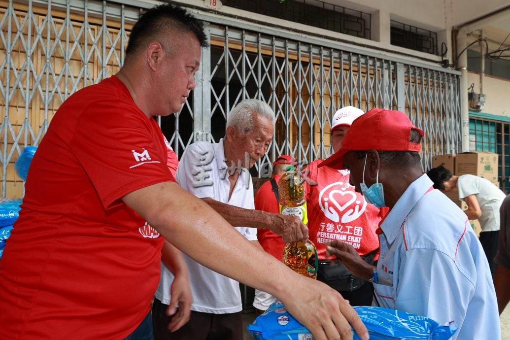 供星洲网：坚持十年布施，豆腐花阿伯以行动传递温情