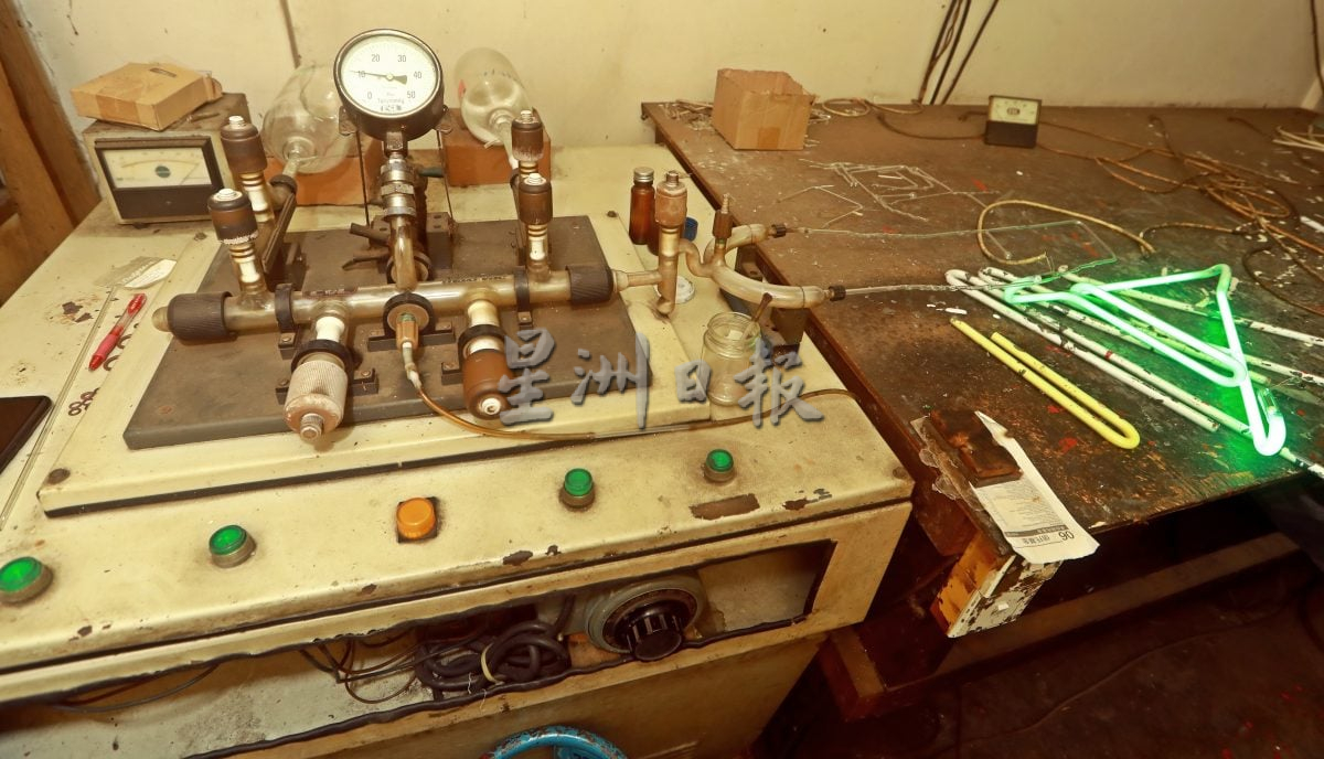 大都会/特职世界:霓虹灯工艺师孔健富