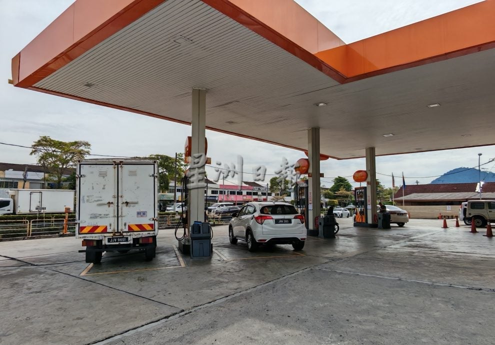 已签发 柔:BUDI 95 | 峇民众添油过程顺畅