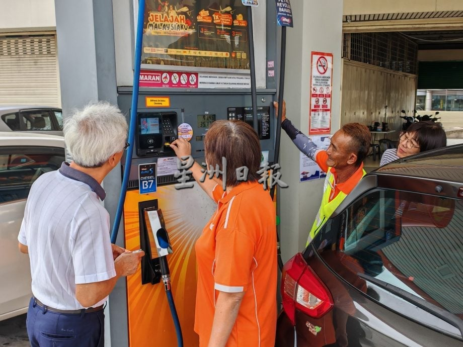 已签发 柔:BUDI 95 | 峇民众添油过程顺畅