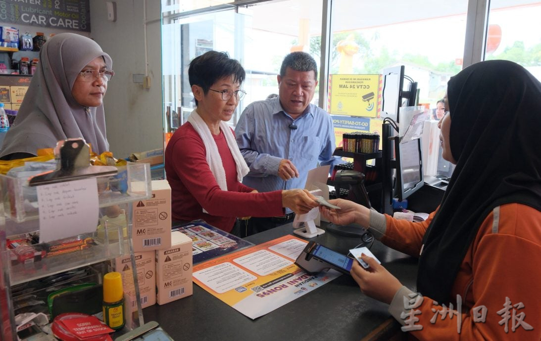 东：（已签发）东:（已签发）BUDI95全面开跑，跟随彭亨消费人事务与人力资源委员会委员会主席沈春祥跑油站。