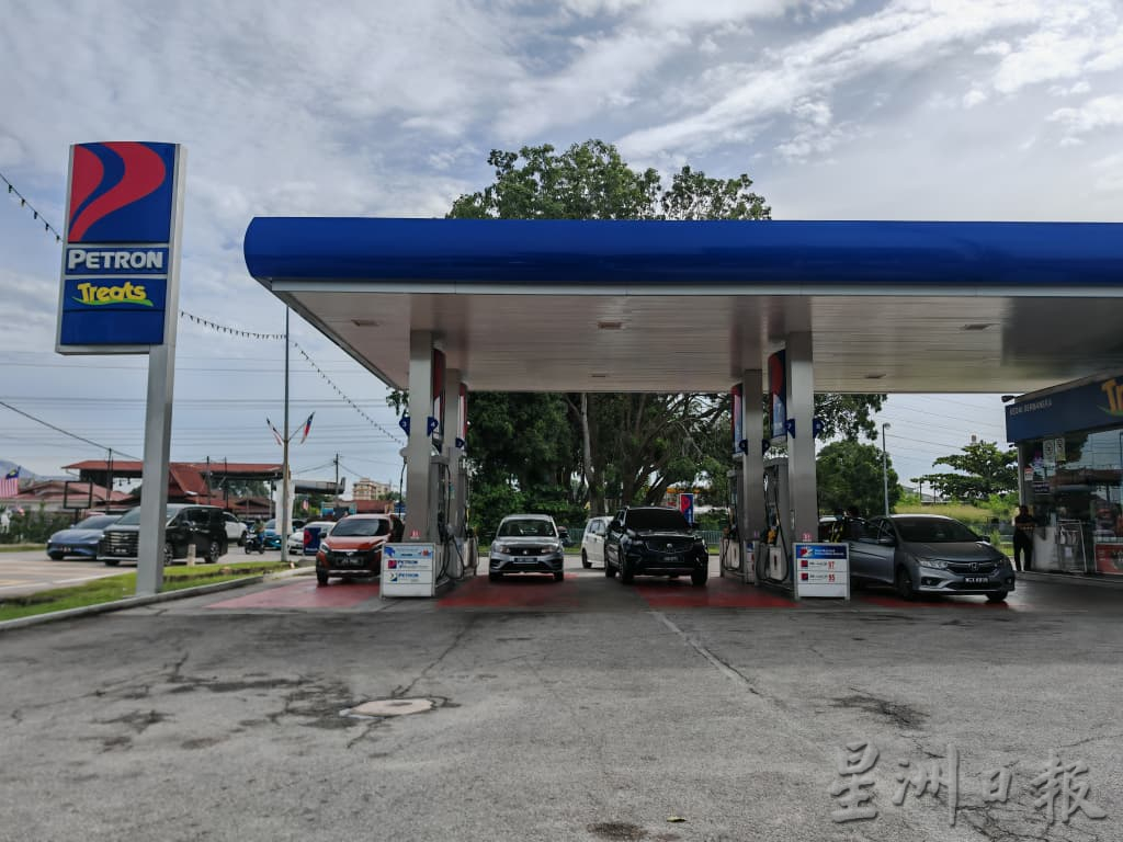 (古城封面主文)仁政95首日甲州各油站添油顺利,唯多人依然不解及误会,职员需一一说明