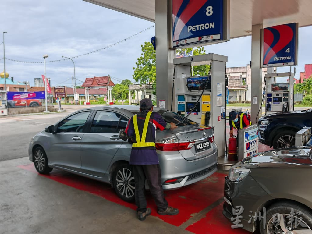 (古城封面主文)仁政95首日甲州各油站添油顺利,唯多人依然不解及误会,职员需一一说明