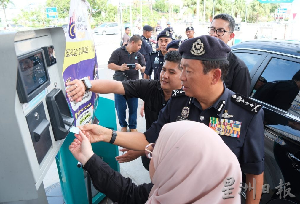 彭总警长:施打BUDI 95汽油开跑首日顺利进行,未发生争相打油等混乱现象。