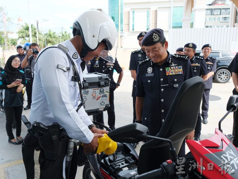 彭总警长:施打BUDI 95汽油开跑首日顺利进行,未发生争相打油等混乱现象。