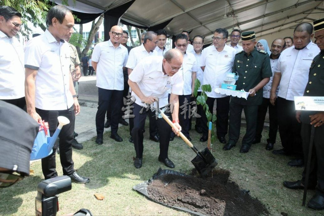 东：（已签发）彭森林局4年种1200万棵树木