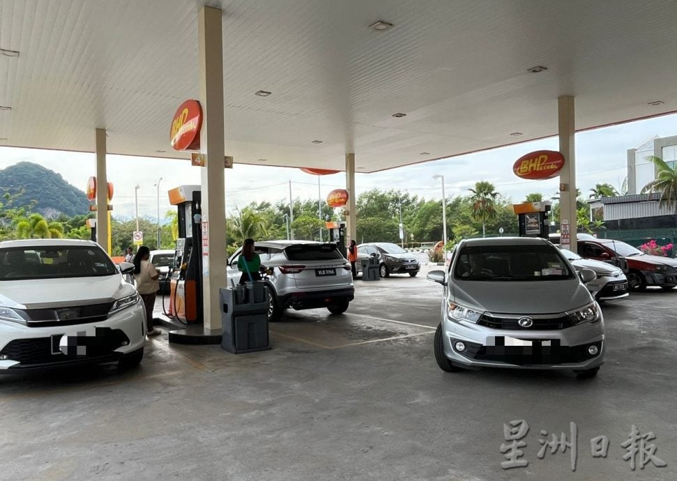 BUDI 95全面落实 油站现车龙 职员耐心教