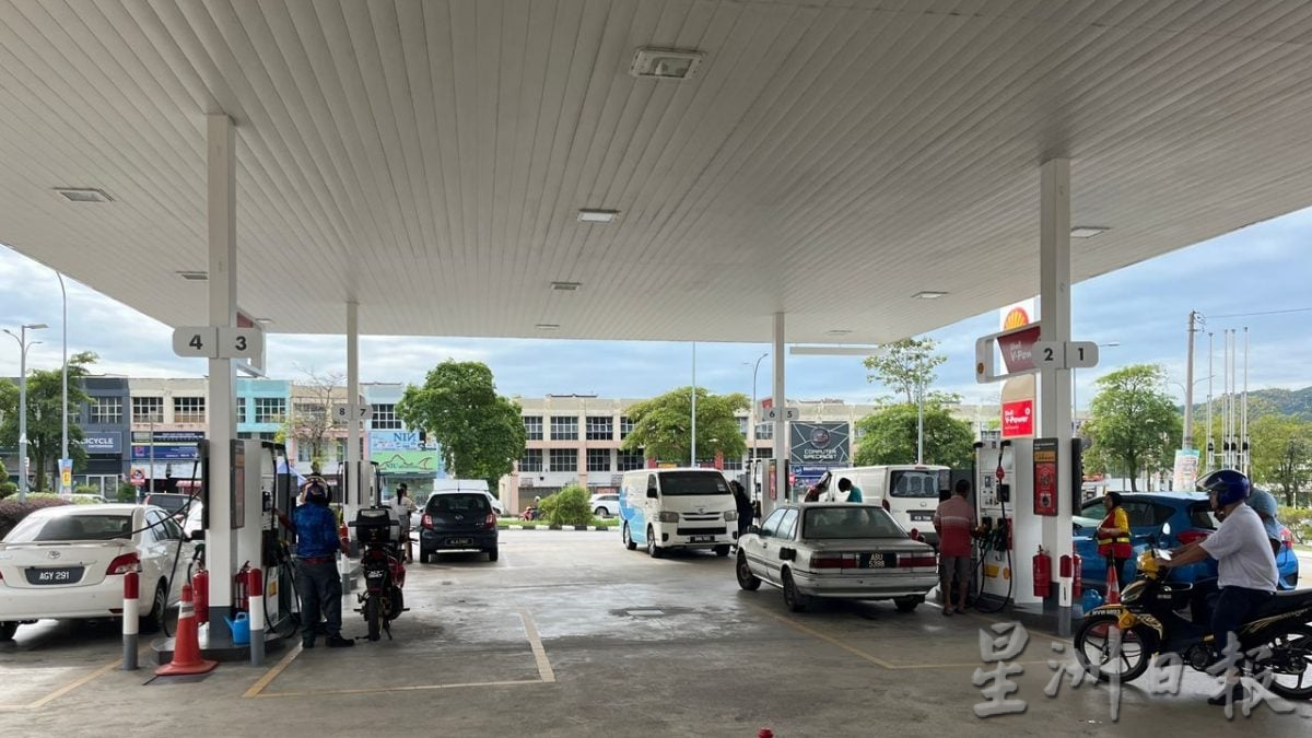 BUDI 95全面落实 油站现车龙 职员耐心教