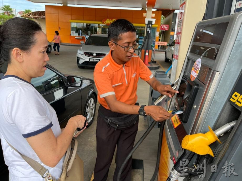 BUDI 95全面落实 油站现车龙 职员耐心教