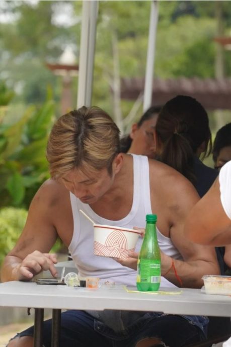 TVB视帝被偶遇吉隆坡路边摊开餐　一身污渍网惊：哪个地盘工人？