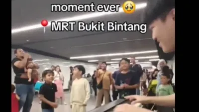 感动全场！街头钢琴响起旋律 各族孩童热唱《Jalur Gemilang》【视频】