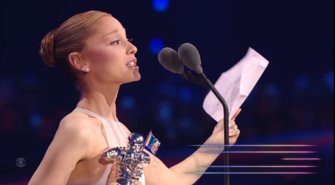 VMA|被麦克风挡住半张脸 艾莉安娜被逼踮脚仰头致词