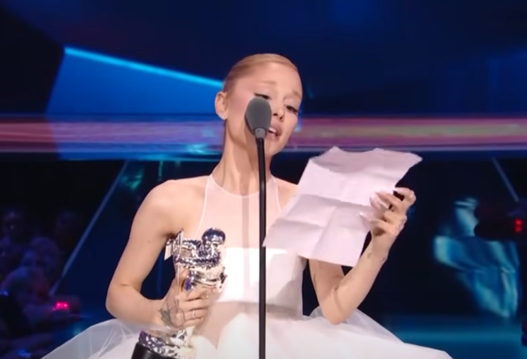 VMA|被麦克风挡住半张脸 艾莉安娜被逼踮脚仰头致词