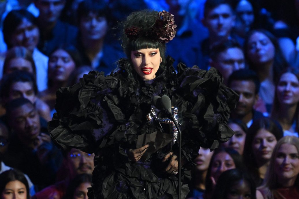 VMA︱Rosé《APT.》夺年度歌曲 女神卡卡捧4奖速赶场开唱