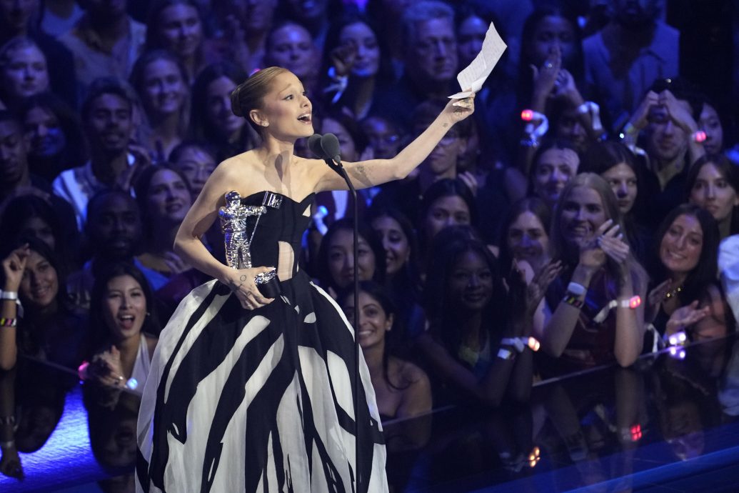 VMA︱Rosé《APT.》夺年度歌曲 女神卡卡捧4奖速赶场开唱